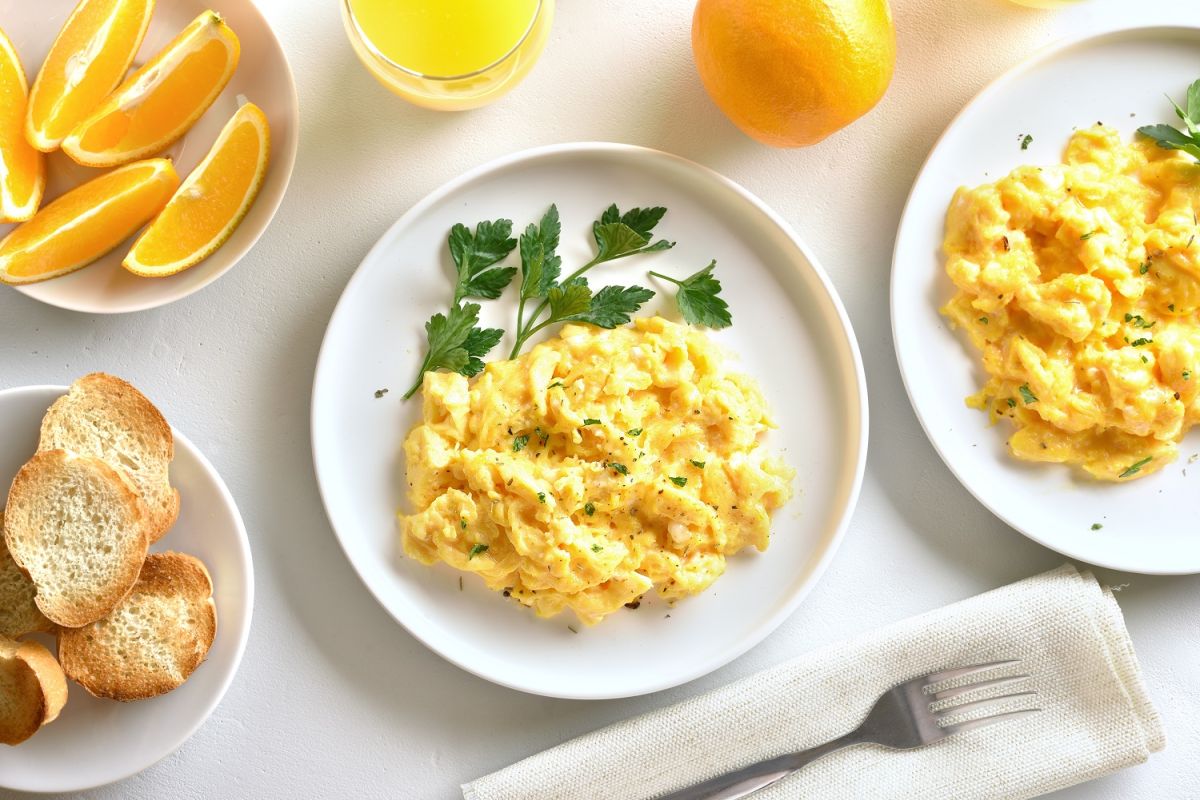El agua es un ingrediente clave para unos huevos revueltos con calidad de restaurante.