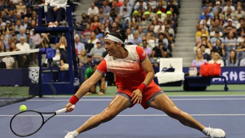 La tunecina Ons Jabeur durante el partido ante la australiana Ajla Tomljanovic.