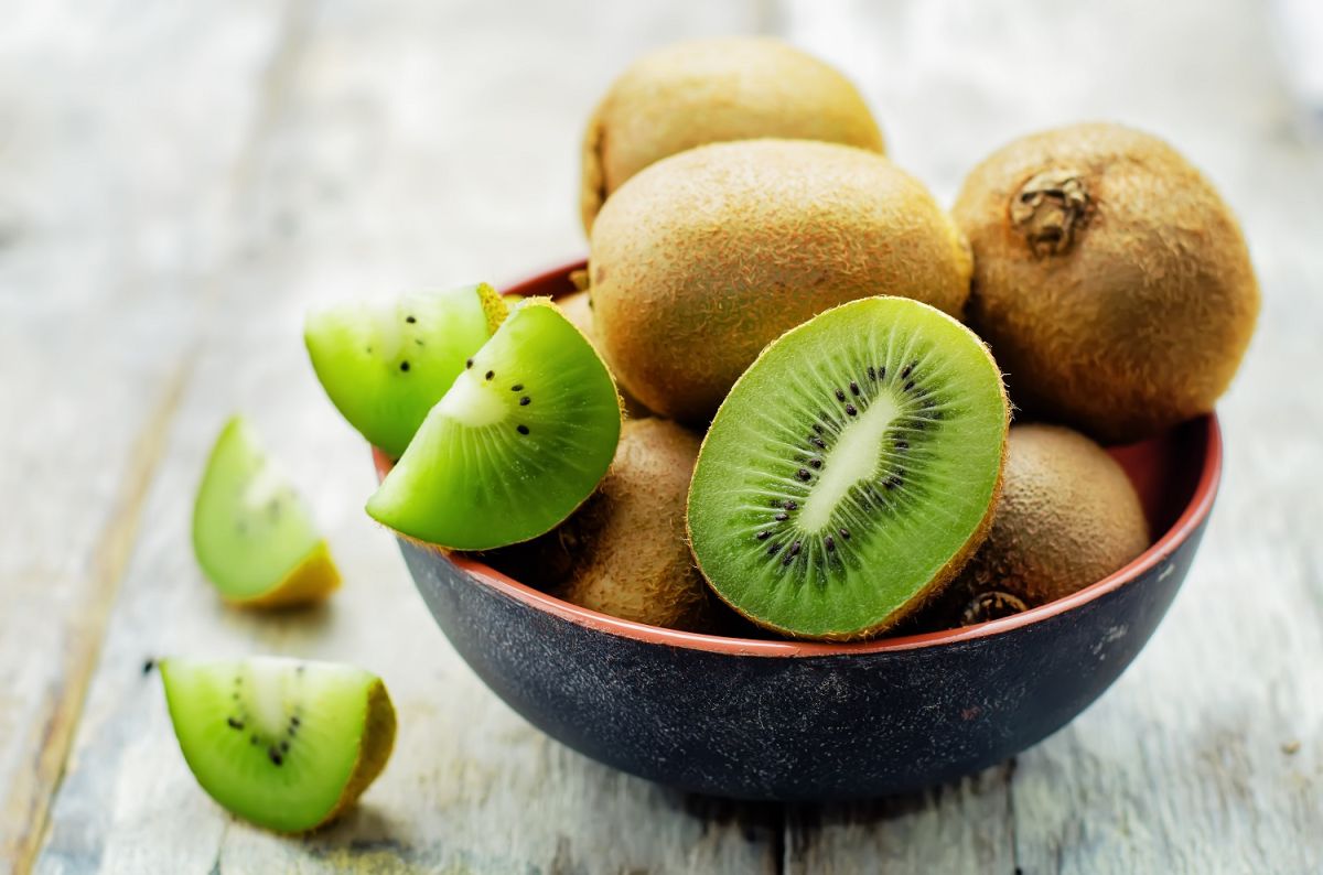 Los kiwis son una fruta con varios componentes que ayudan a combatir el estreñimiento. 