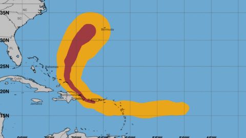 El centro de Fiona se sitúa a unas 280 millas al oeste-suroeste de Bermuda.