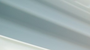 Mujer comiendo postre azucarado