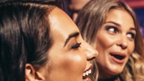 Mujeres bebiendo en un bar