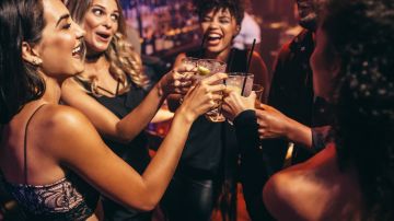 Mujeres bebiendo en un bar