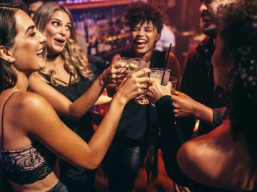 Mujeres bebiendo en un bar