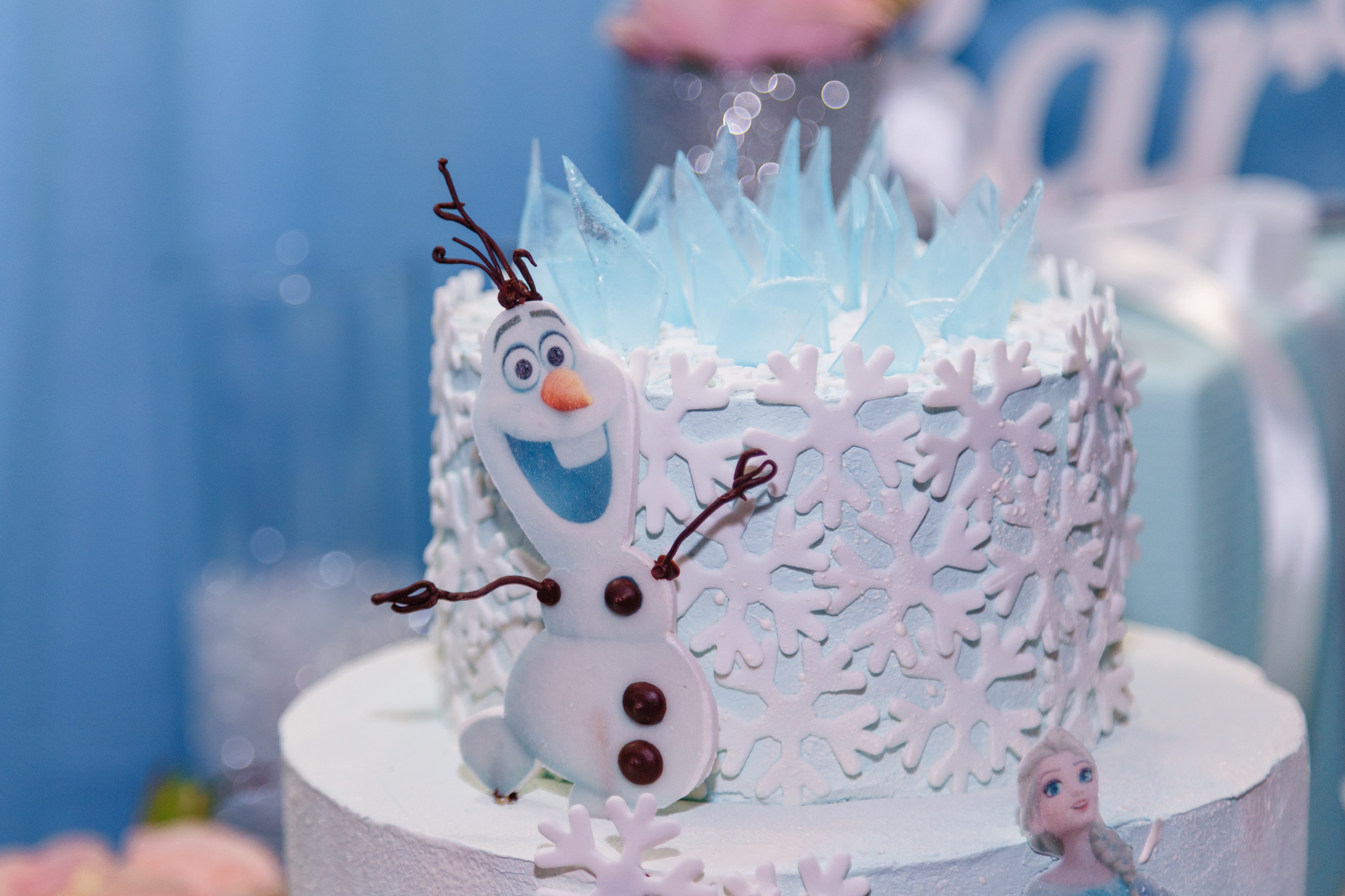 Niña se hace viral por la reacción que tuvo al ver su pastel de cumpleaños  fallido de Frozen - El Diario NY
