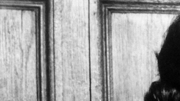 La reina Isabel II y uno de sus perros corgis