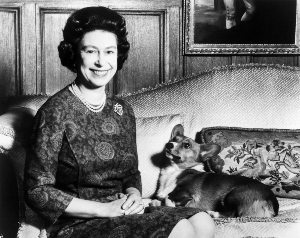 La reina Isabel II junto a uno de sus perros corgis.