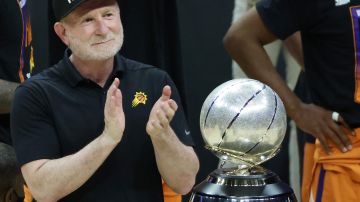NBA multa al dueño de los Phoenix Suns por actos abusivos contra sus empleados