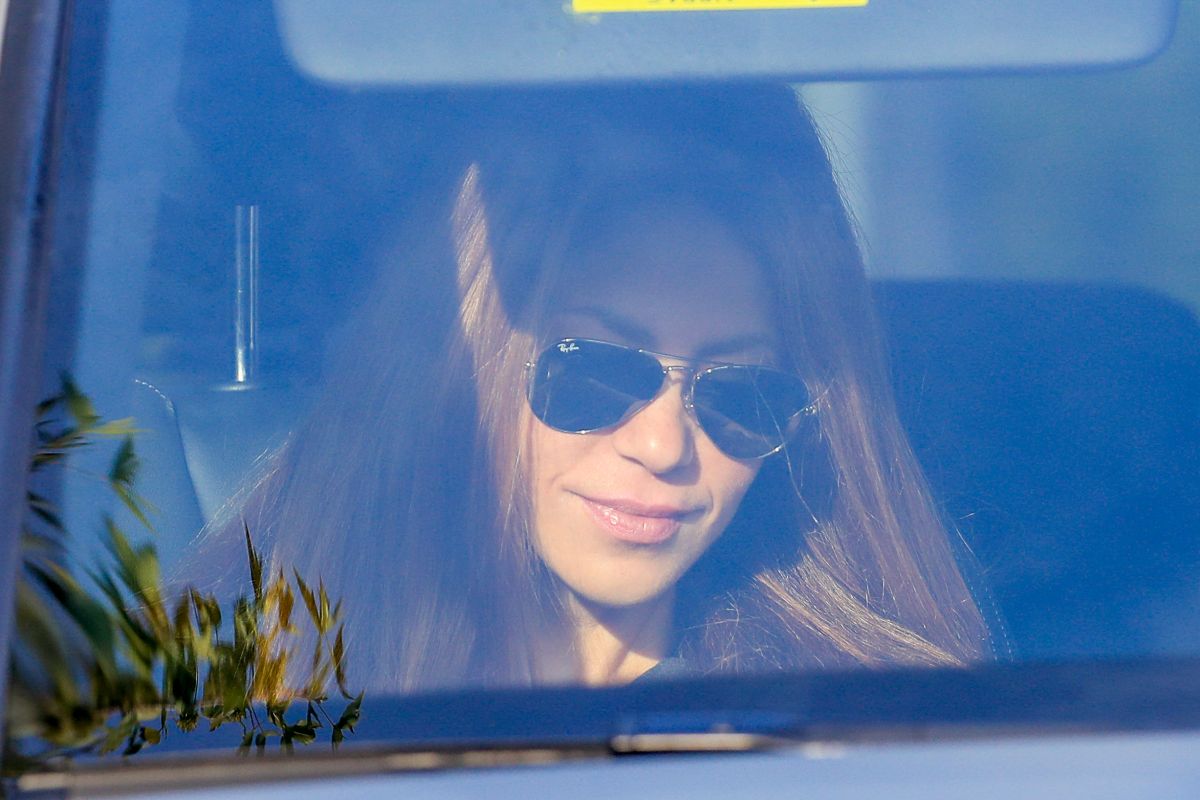 The paparazzi do not forgive and ask Shakira face-to-face: “How do you deal with Gerard Piqué letting himself be seen with Clara Chía Martí?”
