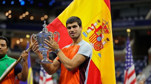 Carlos Alcaraz con el trofeo de campeón del US Open.