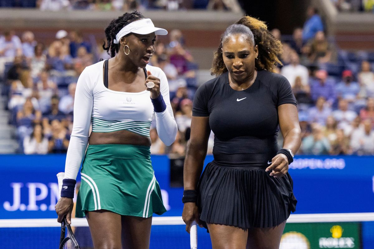 Serena (derecha) y Venus Williams (izquierda) jugaron su último partido en dobles juntas. 