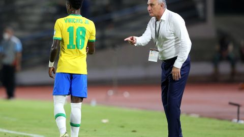 Tite respalda a Vinicius y pide que siga bailando