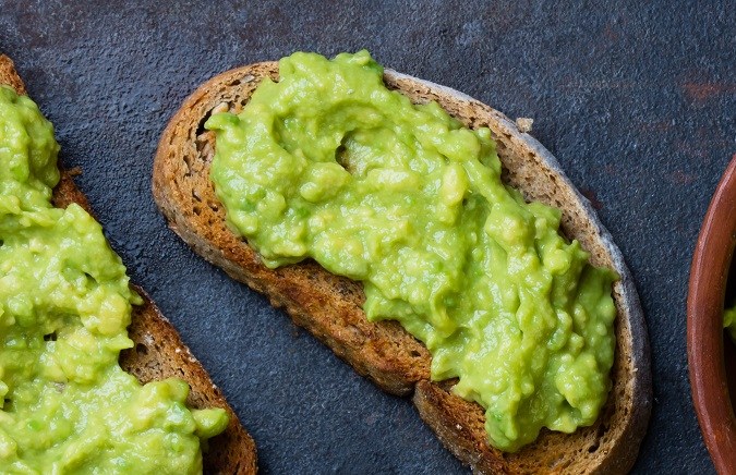 Aguacate en tostadas integrales