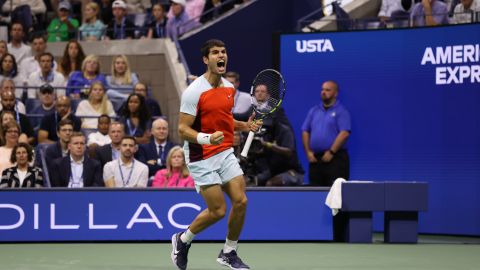 Carlos Alcaraz explosiona de júbilo al derrotar a Tiafoe y pasar a la final.