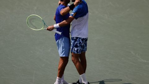 Marcelo Arévalo y el neerlandés Jean Julien Rojer celebran el triunfo que los pone en cuartos de final del US Open.