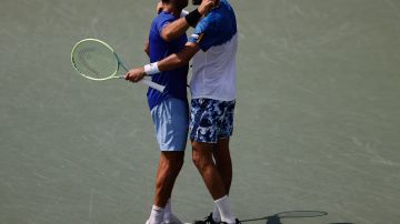 Marcelo Arévalo y el neerlandés Jean Julien Rojer celebran el triunfo que los pone en cuartos de final del US Open.