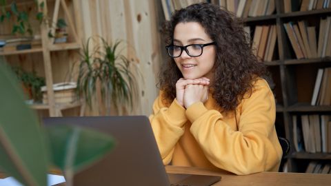 El programa ofrece la oportunidad de conocer mentoras, estudiantes de universidad que hablan el mismo idioma, compartir su cultura, entre otros.