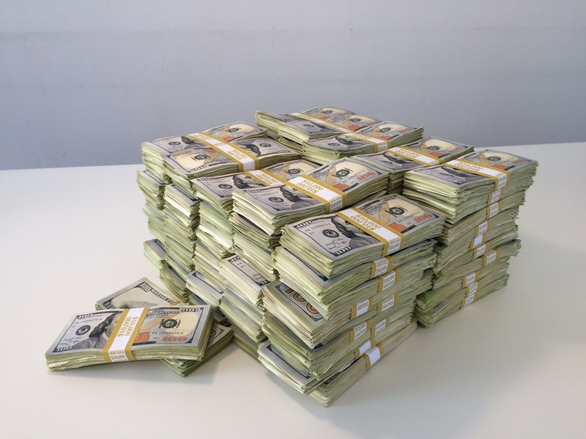 A Florida woman goes to the discount store, buys the lottery and wins a million dollars A Florida woman goes to the discount store, buys the lottery and wins a million dollars