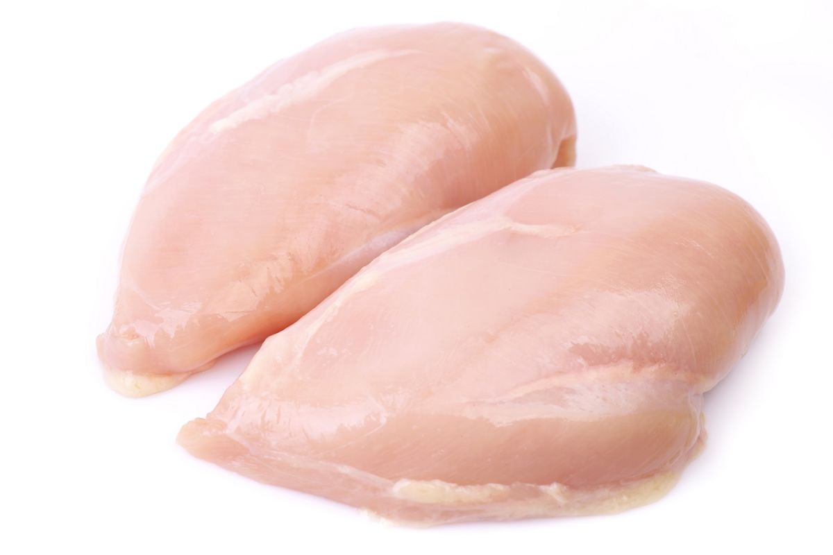 Cocinar pollo en NyQuil puede ser peligroso para la salud, advierte la FDA.
