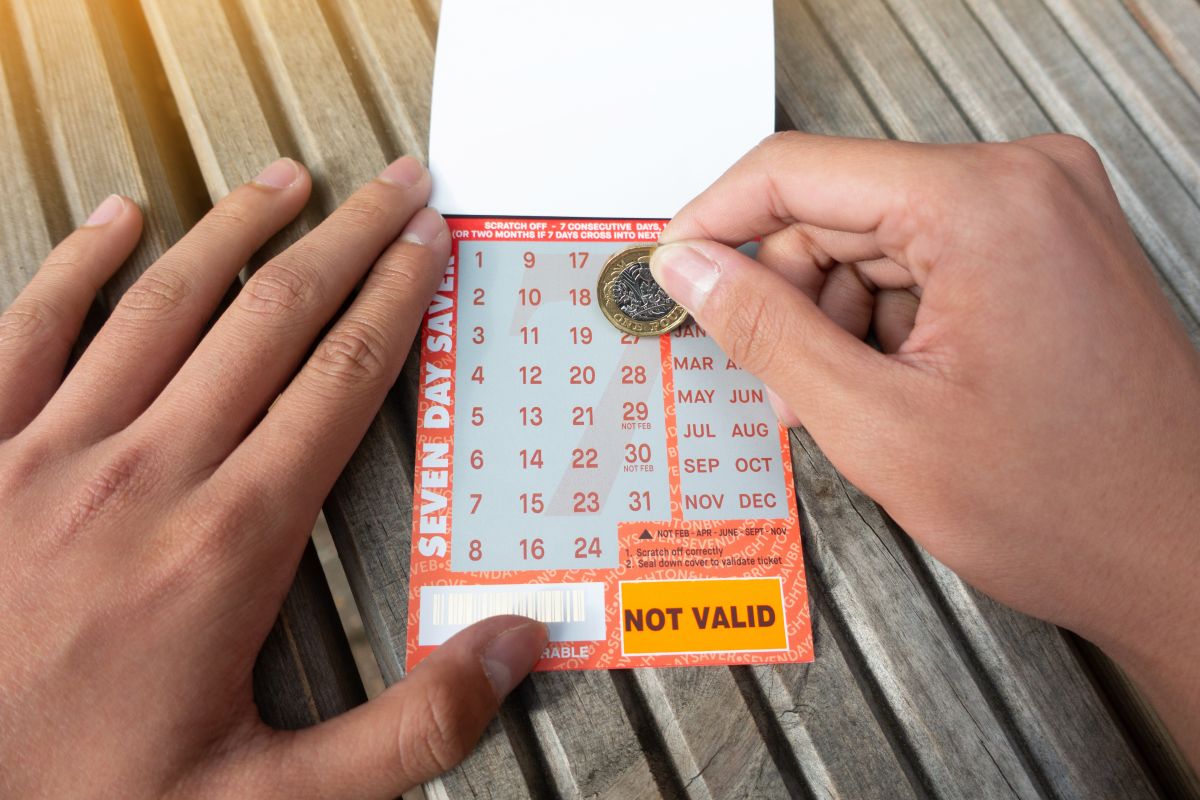 El juego de lotería de raspa y gana 'Fabulous Fortune' se lanzó el pasado mes de julio ofreciendo seis premios de $3 millones de dólares. (Imagen solo con fines ilustrativos).