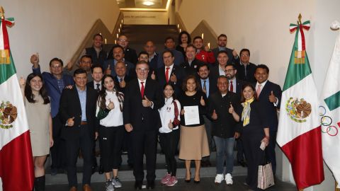 El canciller mexicano Marcelo Ebrard (4i) y la presidenta del Comité Olímpico Mexicano (COM), María José Alcalá (3d), posan junto a ex deportistas al término de la conferencia de prensa del anuncio de la postulación de México para los Juegos Olímpicos 2036.