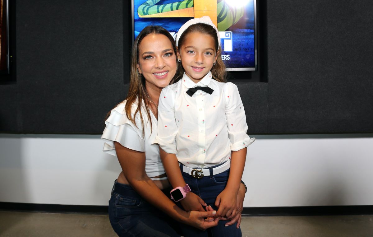 Adamari López recibió un reconocimiento por sus 10 años en Telemundo. 