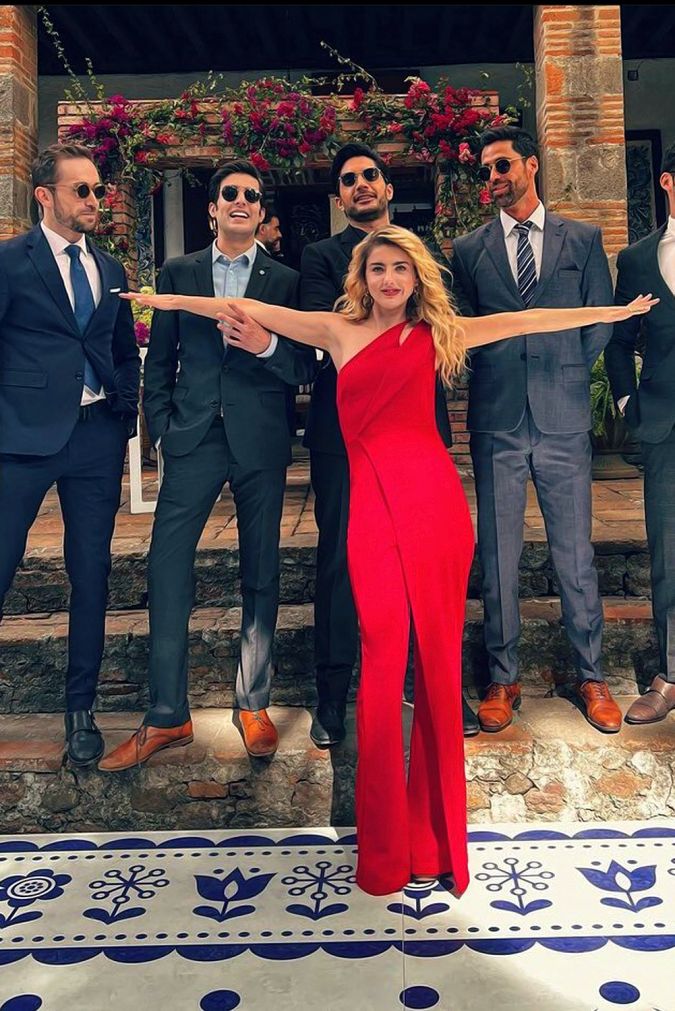 En la imagen aparece Michelle Ranaud junto a los actores Daniel Elbittar, Mauricio Henao, Juan Pablo Gil, Matías Novoa y Emmanuel Palomares. / Foto de Mezcalent.
