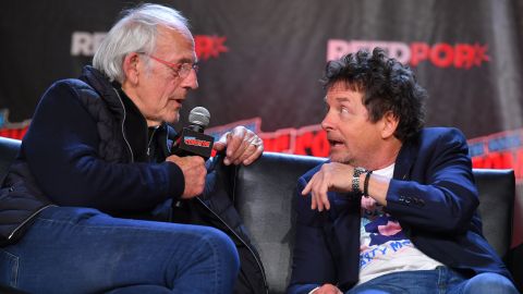 Christopher Lloyd y Michael J. Fox durante su reencuentro en la Comic Con de Nueva York.