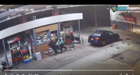 Robo violento en gasolinera de Brooklyn, NYC.