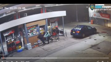 Robo violento en gasolinera de Brooklyn, NYC.