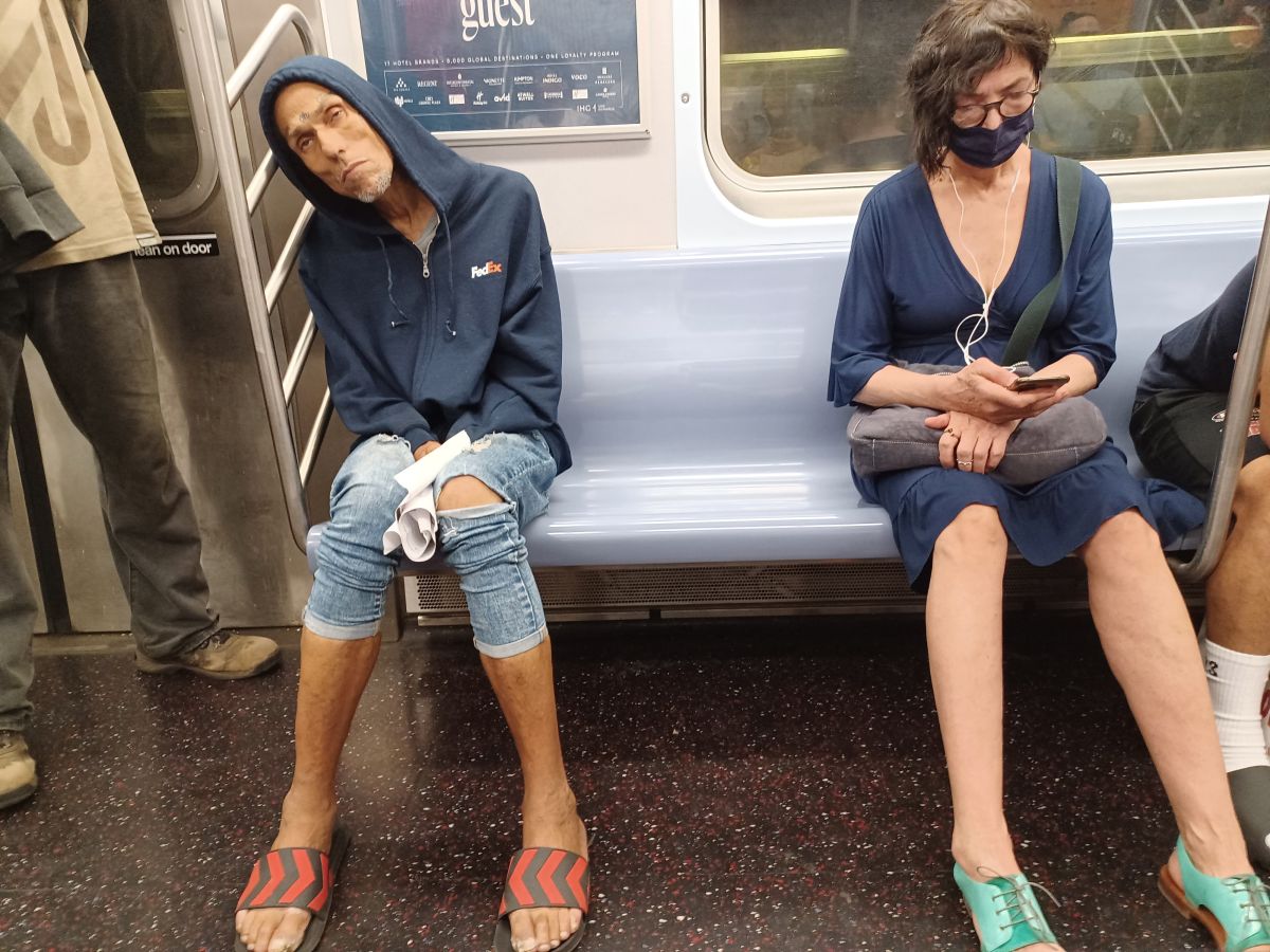 Para los neoyorquinos ya es casi normal compartir asientos en el  tren con personas que lucen perturbadas emocionalmente. 