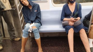 Para los neoyorquinos ya es casi normal compartir asientos en el  tren con personas que lucen perturbadas emocionalmente.