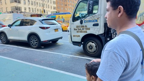 Para miles de venezolanos, el reto aún más complicado, luego de cruzar la frontera, es tener papeles para trabajar.