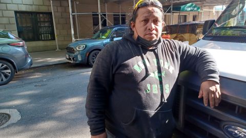 Como miles de neoyorquinos el mexicano Sergio Ortega cada día encuentra más obstáculos para estacionarse.