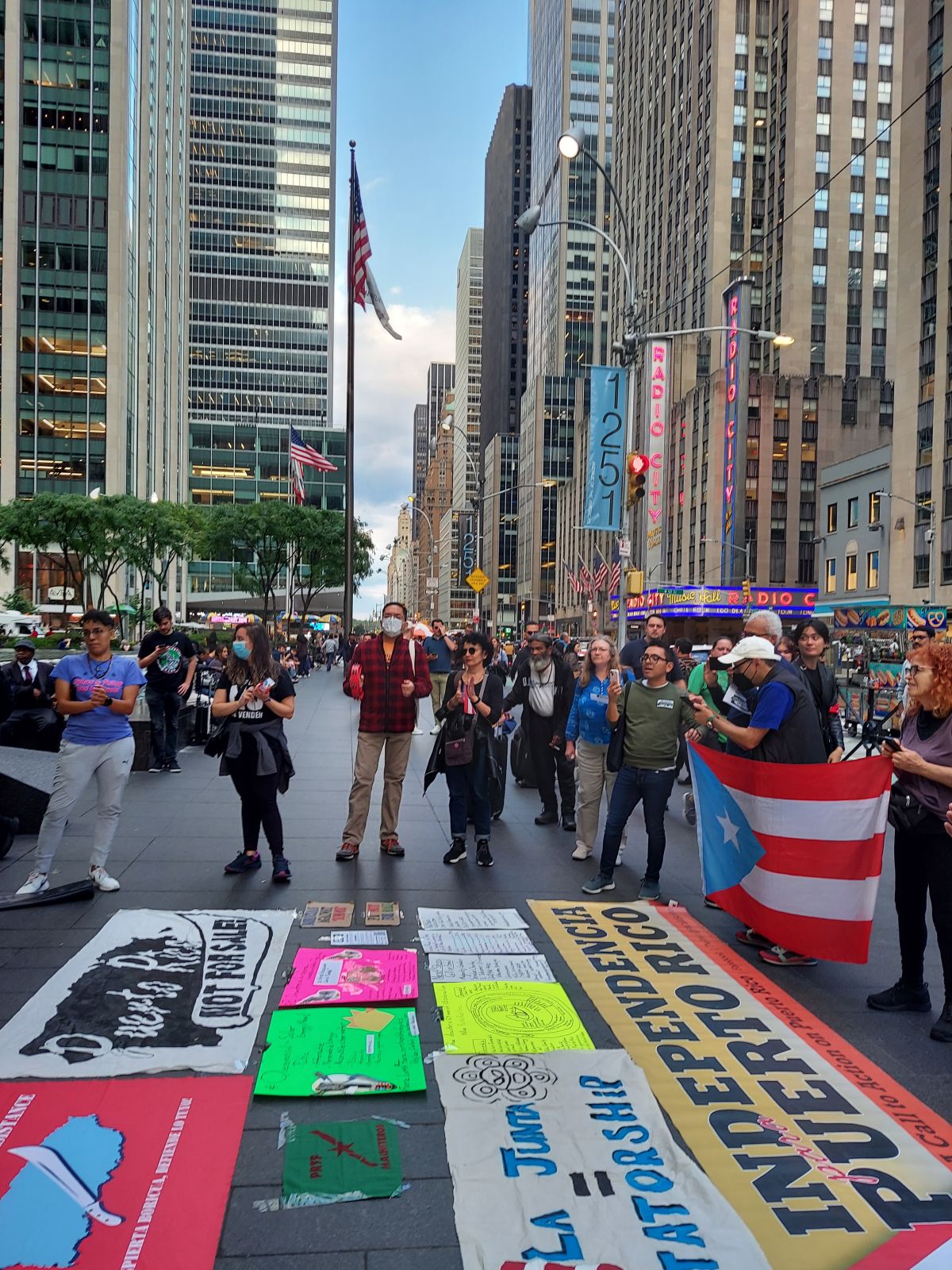 El colectivo "Puerto Rico Not For Sale" realizó una manifestación este lunes en Manhattan contra Luma Energy.