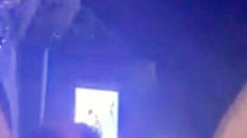 Una fan de Servando y Florentino se quitó el sostén en pleno concierto