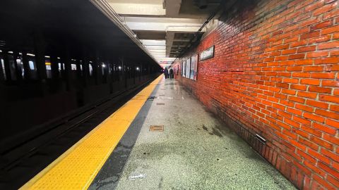 Usuarios del Metro coinciden en que se sienten inseguros en el Metro, aunque el alcalde Adams afirma que es una percepción imprecisa