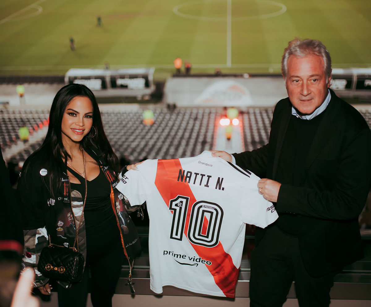 Natti Natasha junto a Jorge Brito presidente de el club de fútbol River Plate