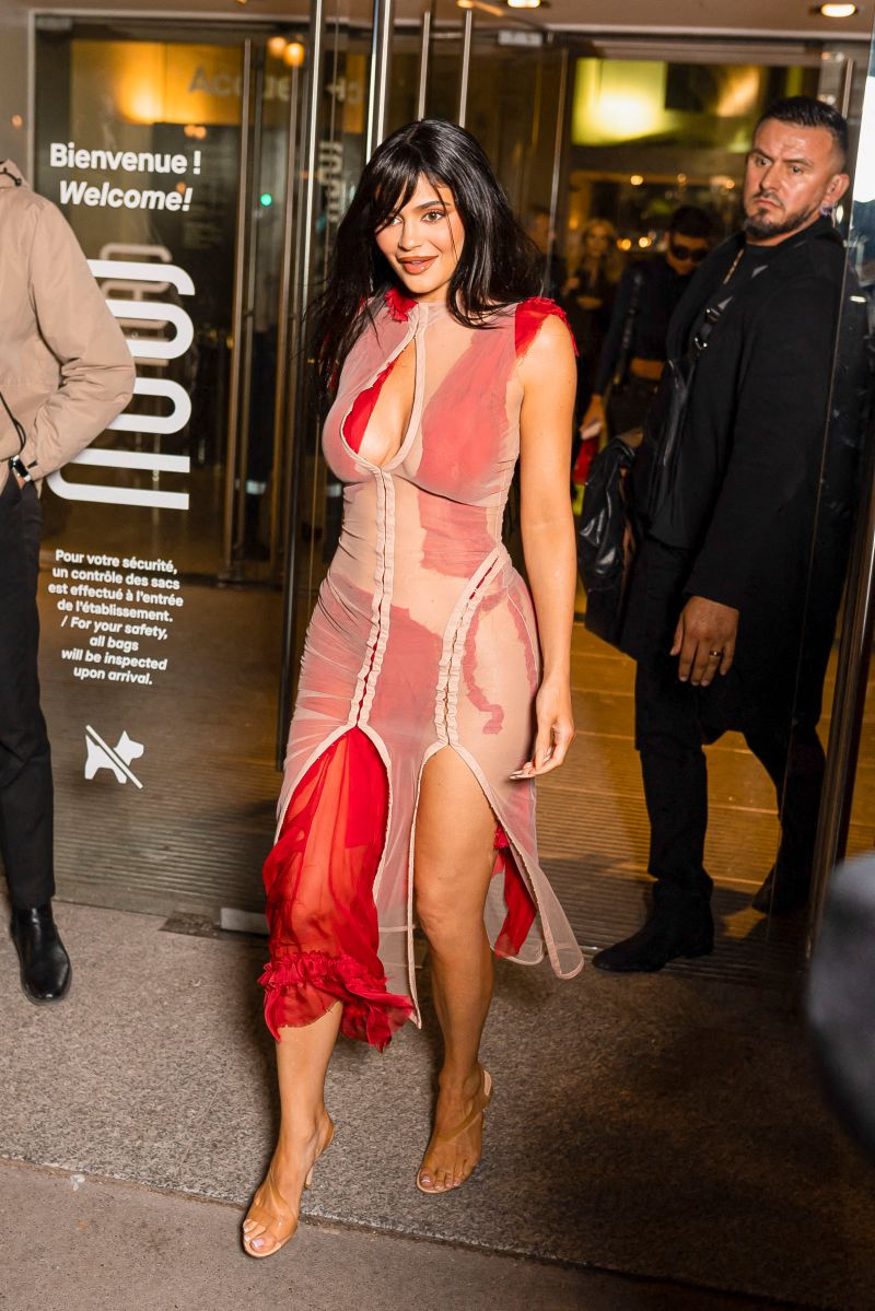 Impresionante Oso La selva amazónica Kylie Jenner se aparece en París con un vestido transparente de encaje y  sin mucha ropa interior - El Diario NY