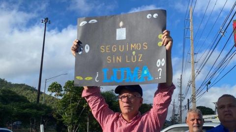 El alcalde de Cayey, Rolando Ortiz, encabezó la marcha contra LUMA Energy.