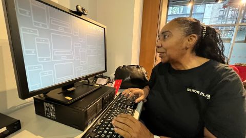 María Arnold, de 65 años en su clase de tecnología