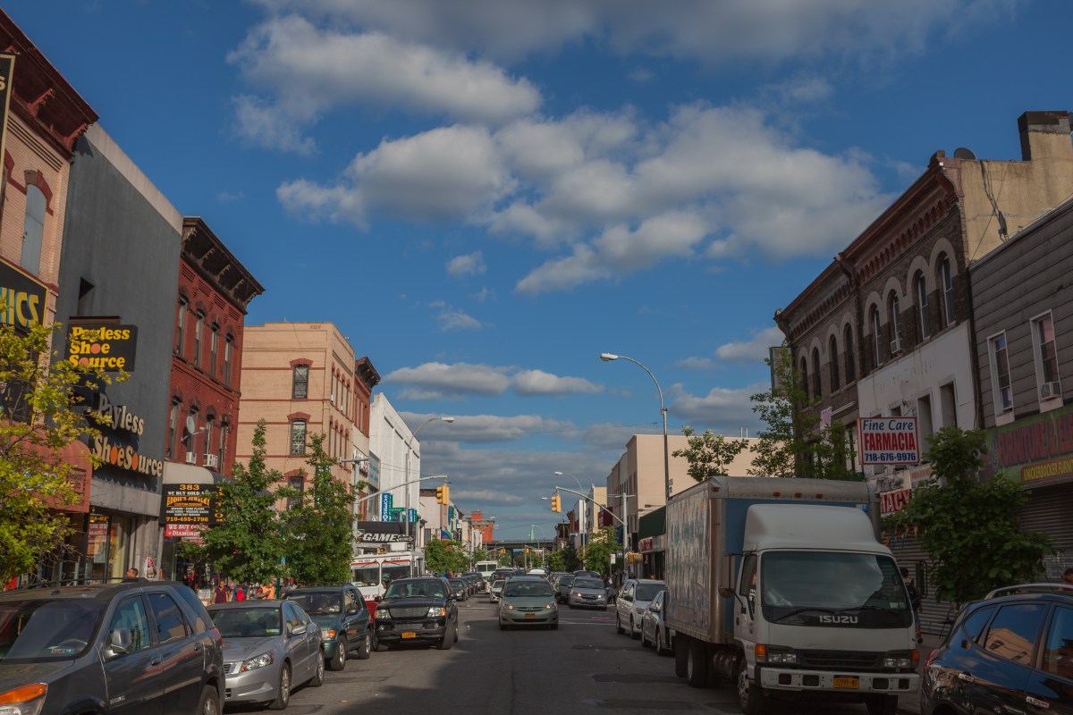 Balacera en robo a licorería en Queens, Nueva York: un herido grave; dueño hispano detenido