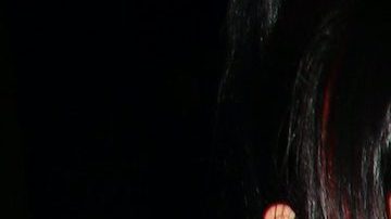 Cazzu camina junto a su novio Christian Nodal.