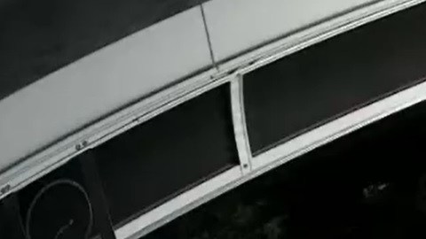 La NYPD busca a sujetos por disparar en forma aleatoria a autos.