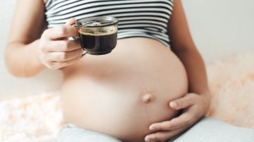 Embarazada bebe café