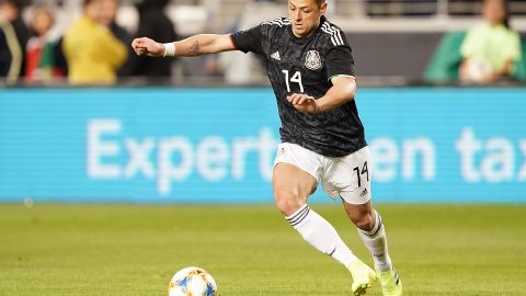 Javier "Chicharito" Hernández frente a Paraguay en 2019 disputando uno de sus últimos partidos con el Tri.