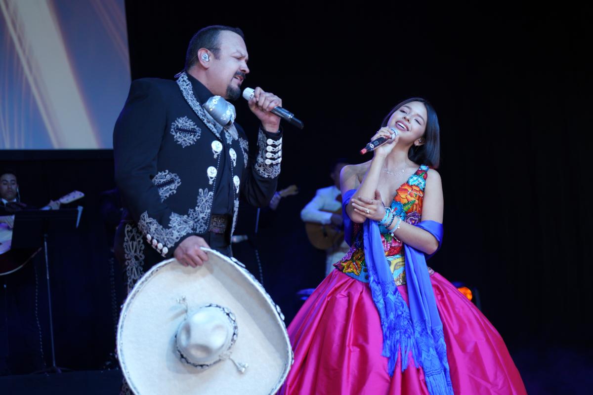 Pepe Aguilar le canta 'Las mañanitas' a Ángela Aguilar junto a una multitud  en un concierto - El Diario NY