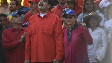 TOPSHOT-VENEZUELA-CRISIS-MADURO-SUPPORTERS-MAY DAY