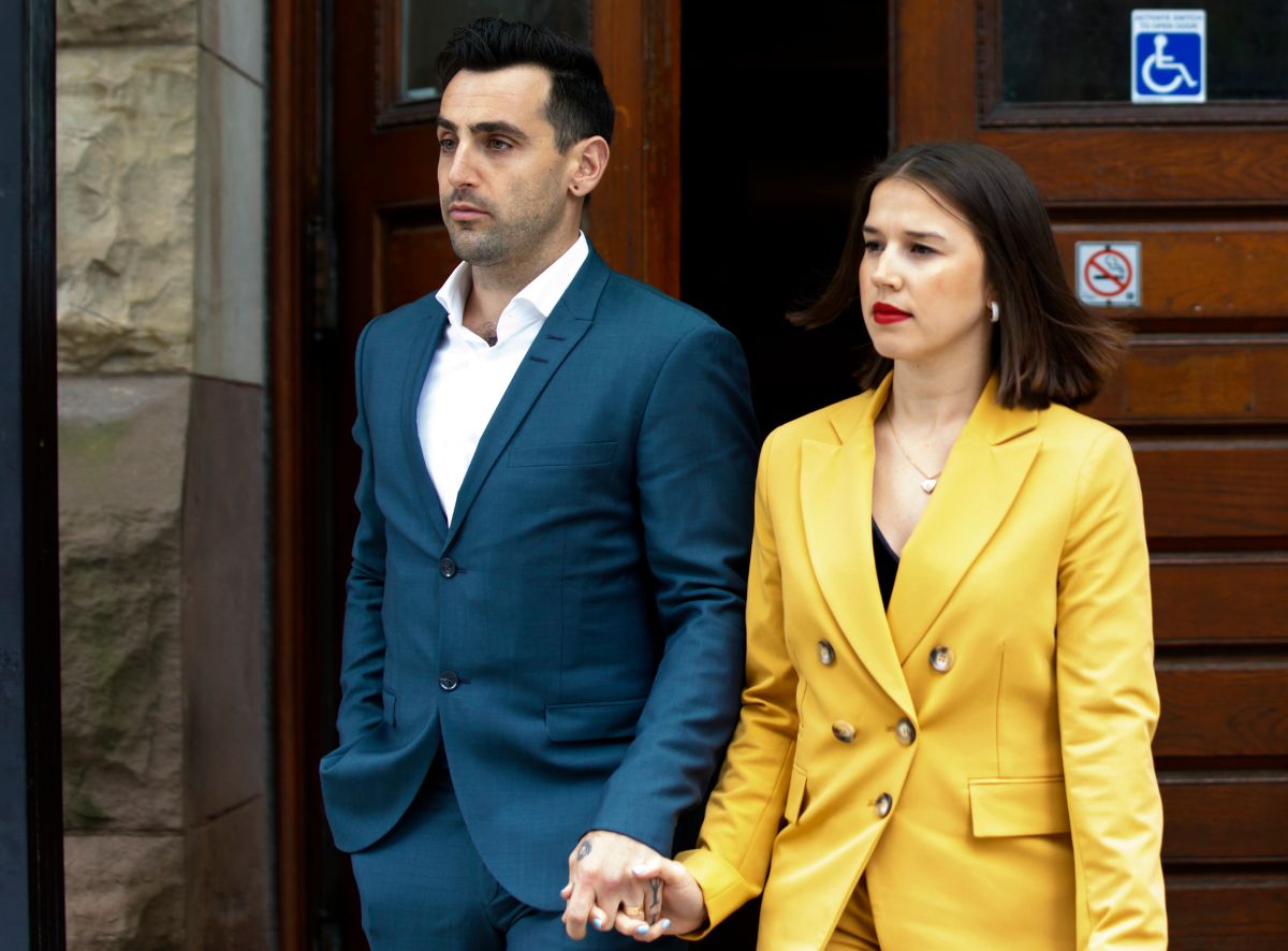 El cantante Jacob Hoggard saliendo de un juzgado de Toronto junto a su esposa Rebekah Asselstine.