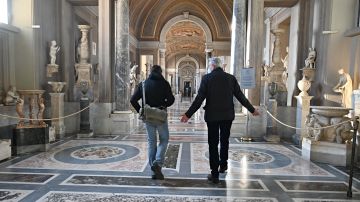 El hombre derribó dos bustos de los Museos Vaticanos.
